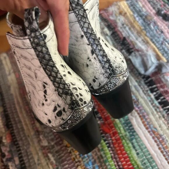 Jeffrey Campbell Black and White Snakeskin Ankle Booties Size 9 - Picture 5 of 16